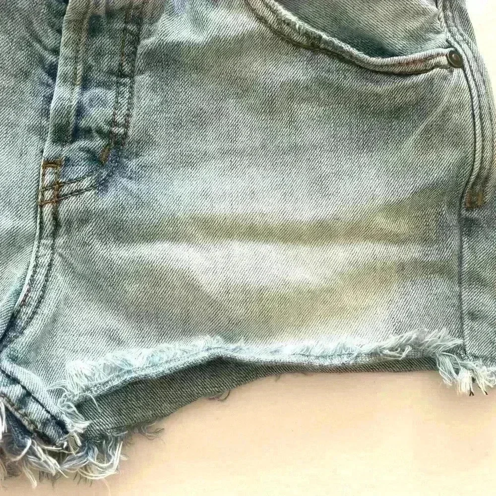 Free‎ People Midrise Light Wash Button Fly Cheeky Denim Fray Jean Short Size 26